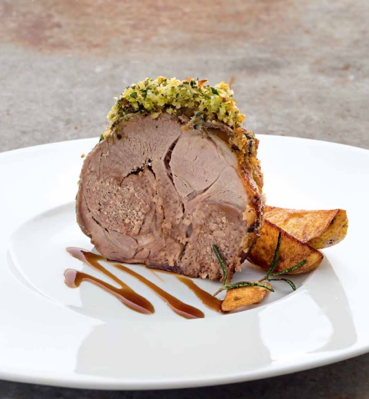 Баранья нога под корочкой из сыра пекорино